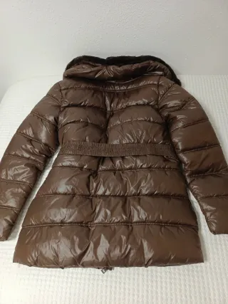 Chaqueta acolchada marrón con cinturón Talla M