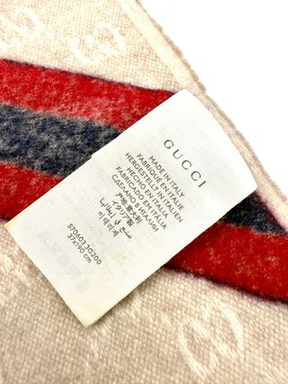 Bufanda Gucci Beige con Rayas Rojas y Azules