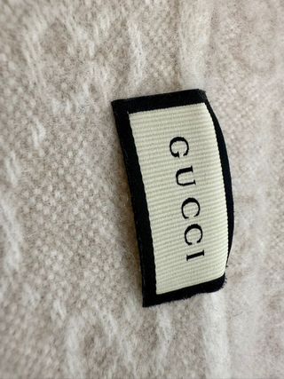 Bufanda Gucci Beige con Rayas Rojas y Azules