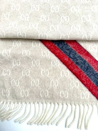 Bufanda Gucci Beige con Rayas Rojas y Azules