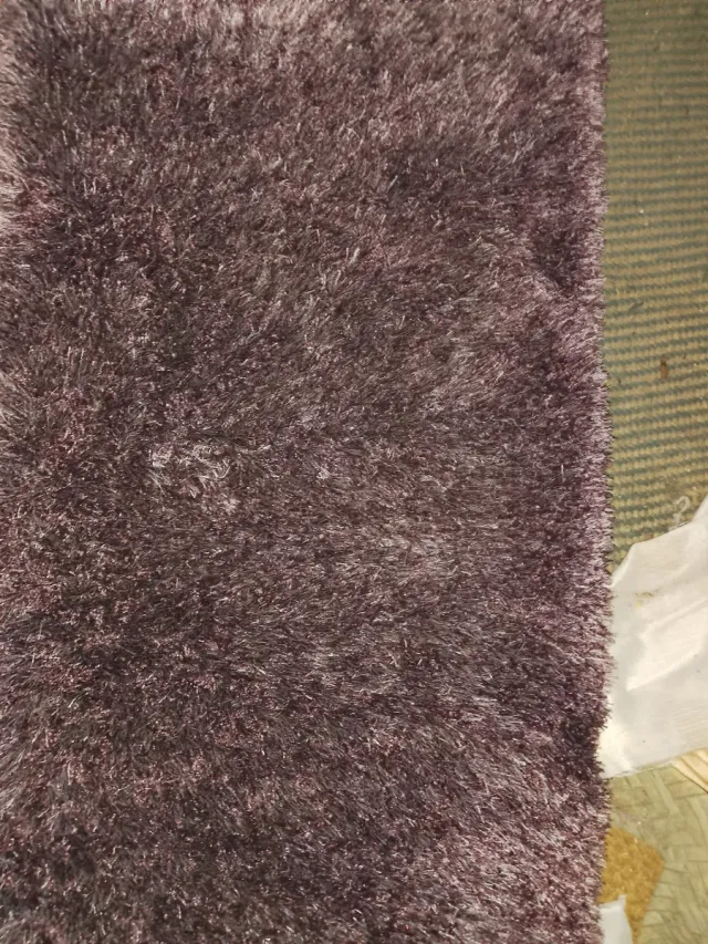 Alfombra púrpura y plateada de poliéster