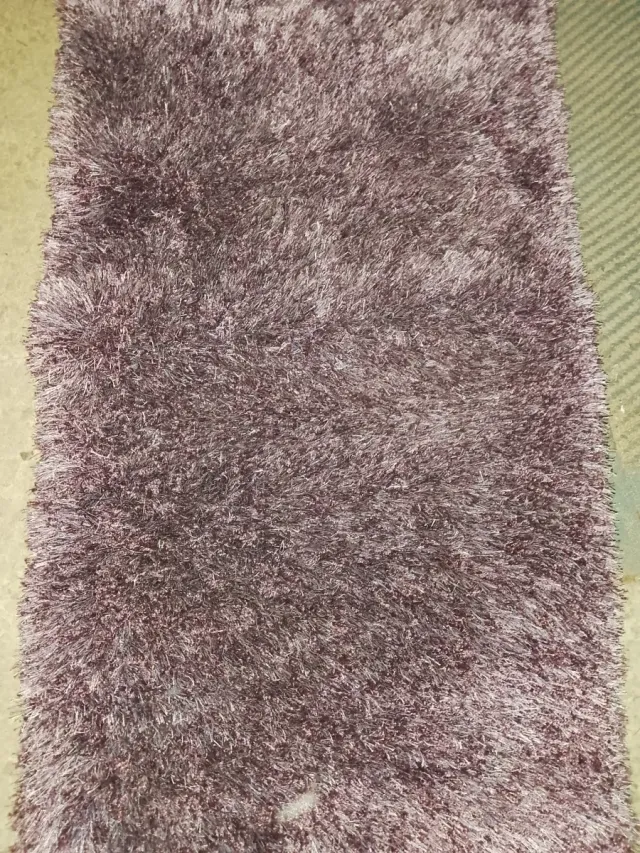 Alfombra púrpura y plateada de poliéster