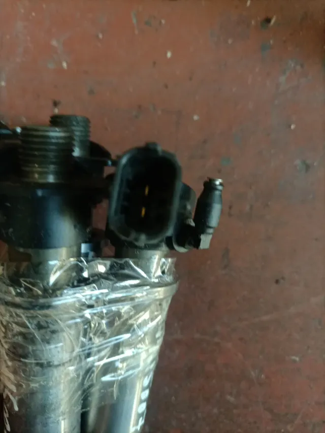 Inyector Renault 2.0 DCI (0445115007)