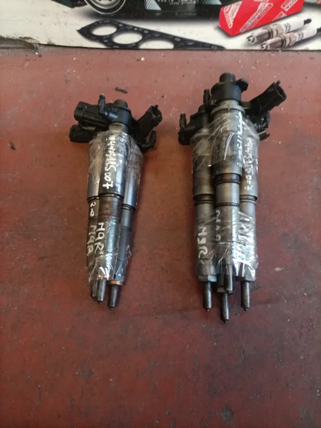 Inyector Renault 2.0 DCI (0445115007)