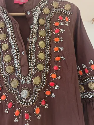 Precioso Vestido marrón con bordados hechos a mano