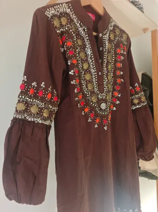 Precioso Vestido marrón con bordados hechos a mano