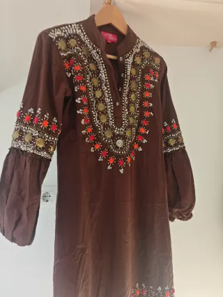 Precioso Vestido marrón con bordados hechos a mano