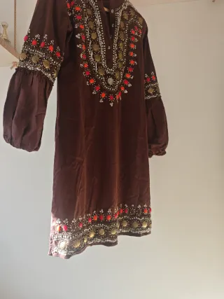 Precioso Vestido marrón con bordados hechos a mano