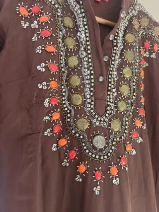 Precioso Vestido marrón con bordados hechos a mano