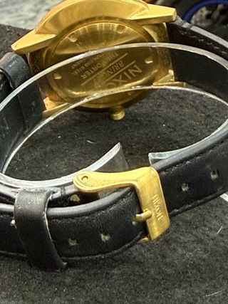 Reloj Nixon Bring It Negro/Dorado