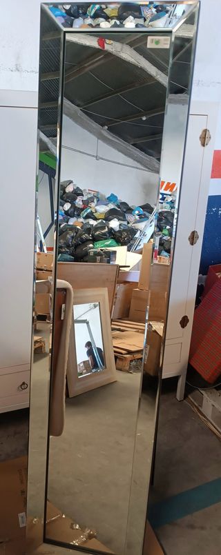 Espejo de pie rectangular plateado con la etiqueta