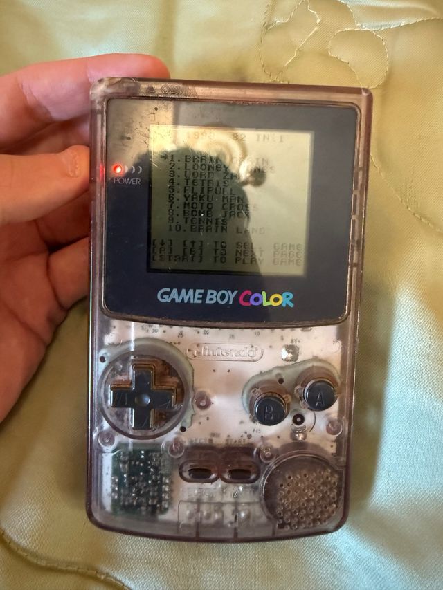 Game Boy Color transparente con juegos