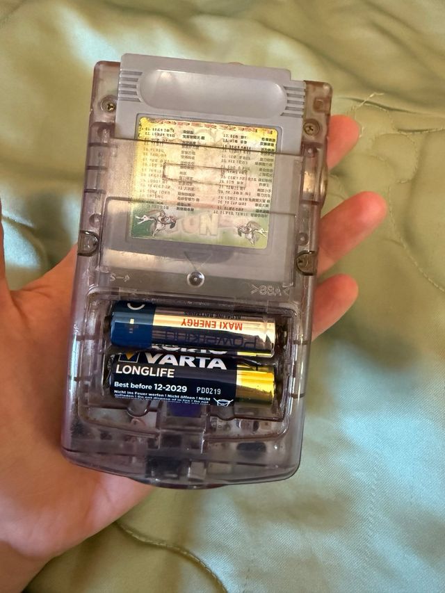 Game Boy Color transparente con juegos