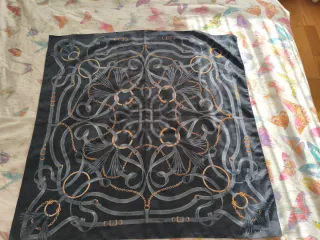 Pañuelo con diseño de cadenas.