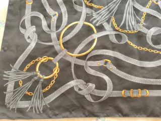 Pañuelo con diseño de cadenas.