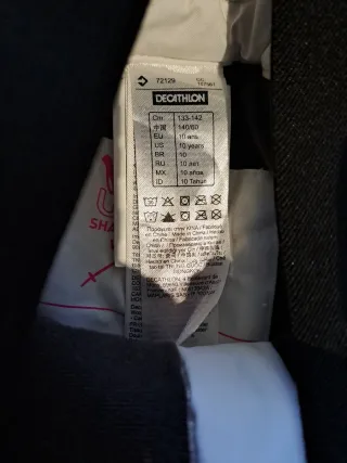 Pantalón de esquí blanco con tirantes.