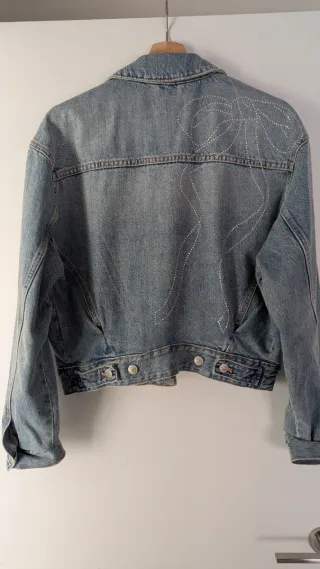 Chaqueta vaquera oversized con lazo decorativo