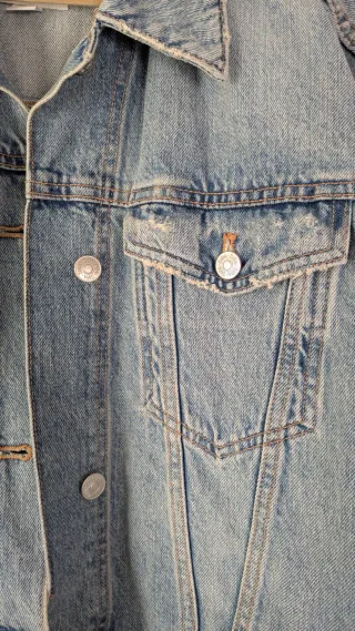 Chaqueta vaquera oversized con lazo decorativo