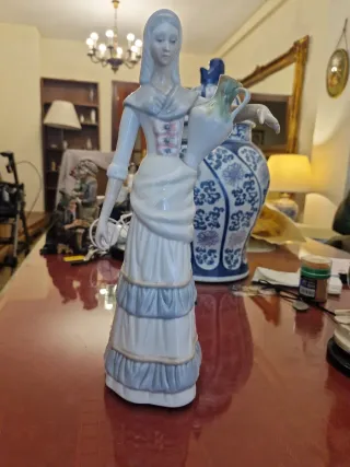 Figura de cerámica Pastora.  Hecha a mano.