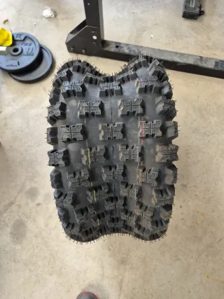 Neumático 22x11-10 42J