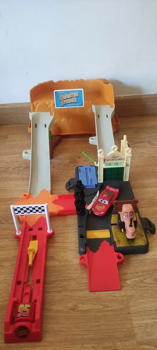 Pack Cars Radiator Springs + Garage Mack