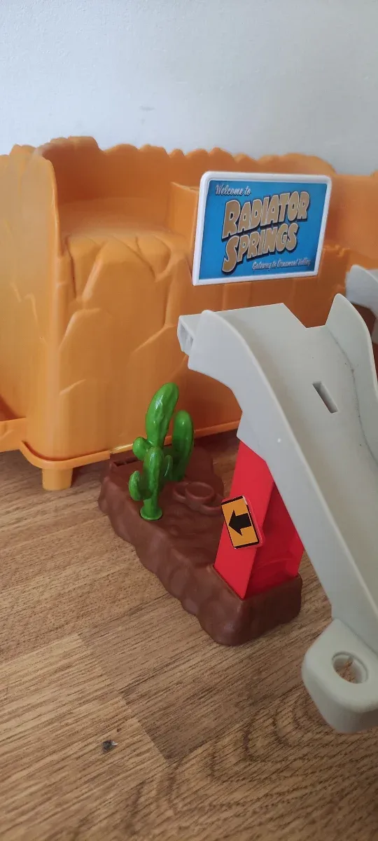 Pack Cars Radiator Springs + Garage Mack