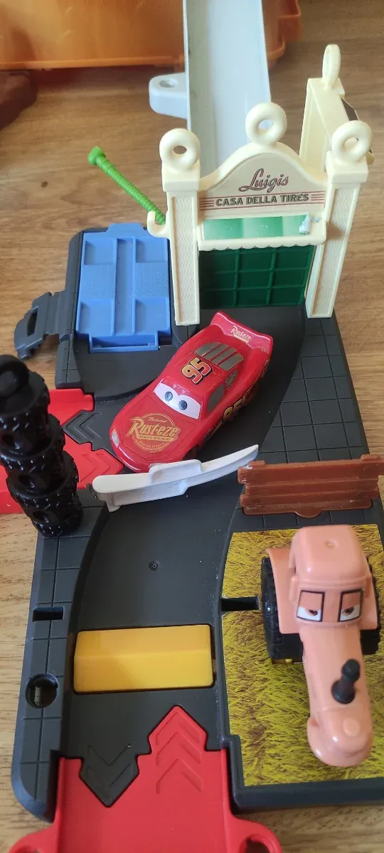 Pack Cars Radiator Springs + Garage Mack