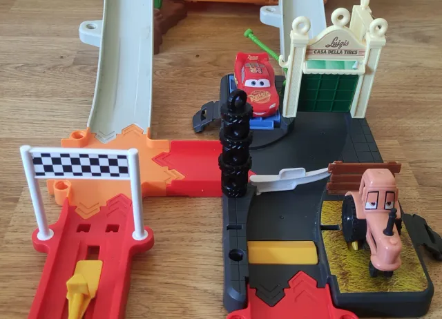 Pack Cars Radiator Springs + Garage Mack