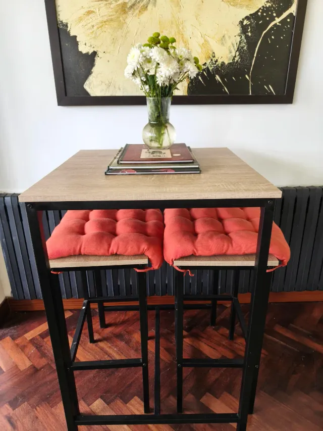 Mesa alta y 2 taburetes,nuevo.Defecto  ult foto