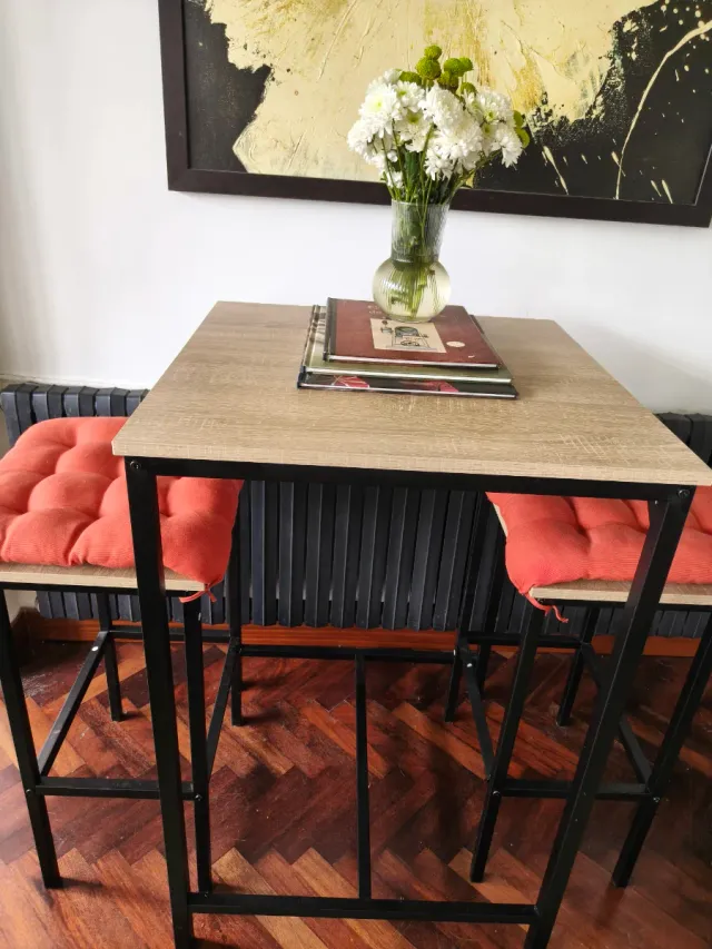 Mesa alta y 2 taburetes,nuevo.Defecto  ult foto