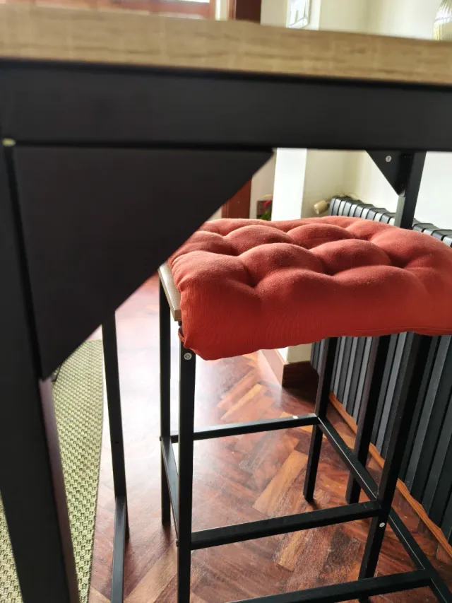 Mesa alta y 2 taburetes,nuevo.Defecto  ult foto