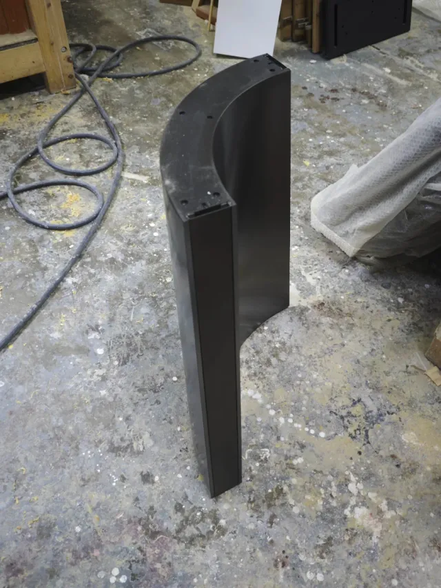 Patas metálicas curvas de diseño