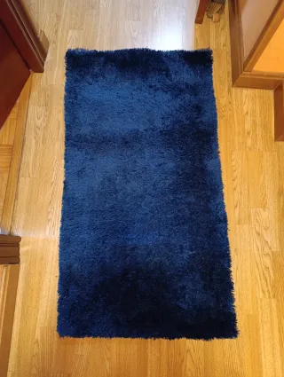 Tappeto blu a pelo lungo