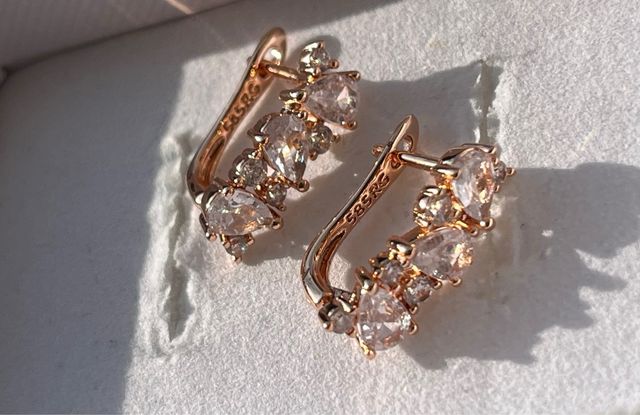 Orecchini laminati oro rosa 14 kt con zirconi