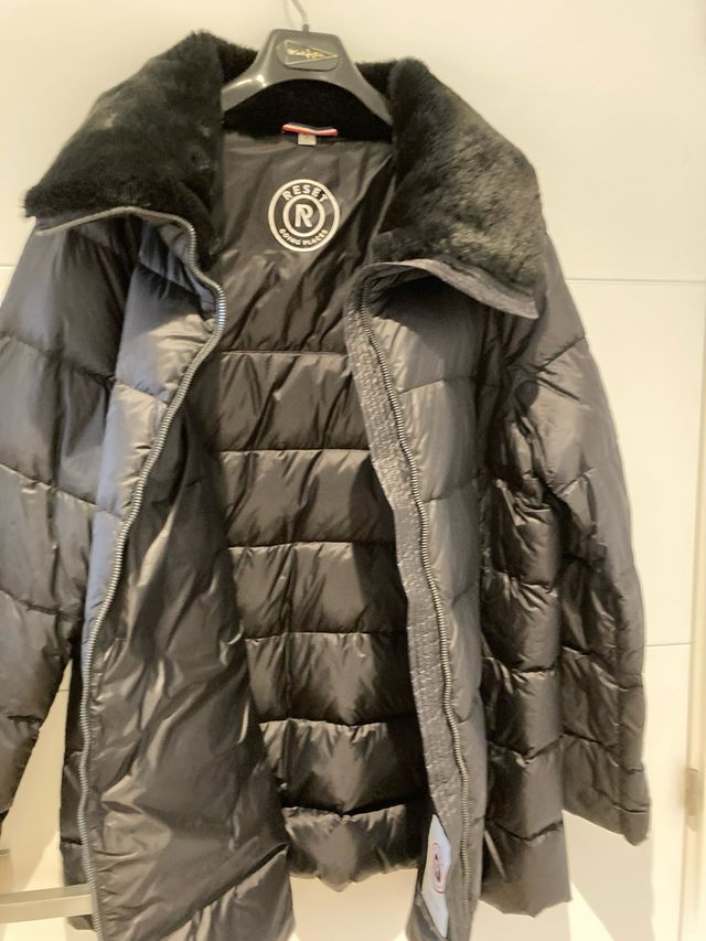 Chaqueta Reset Negra con Cuello Peludo de lana