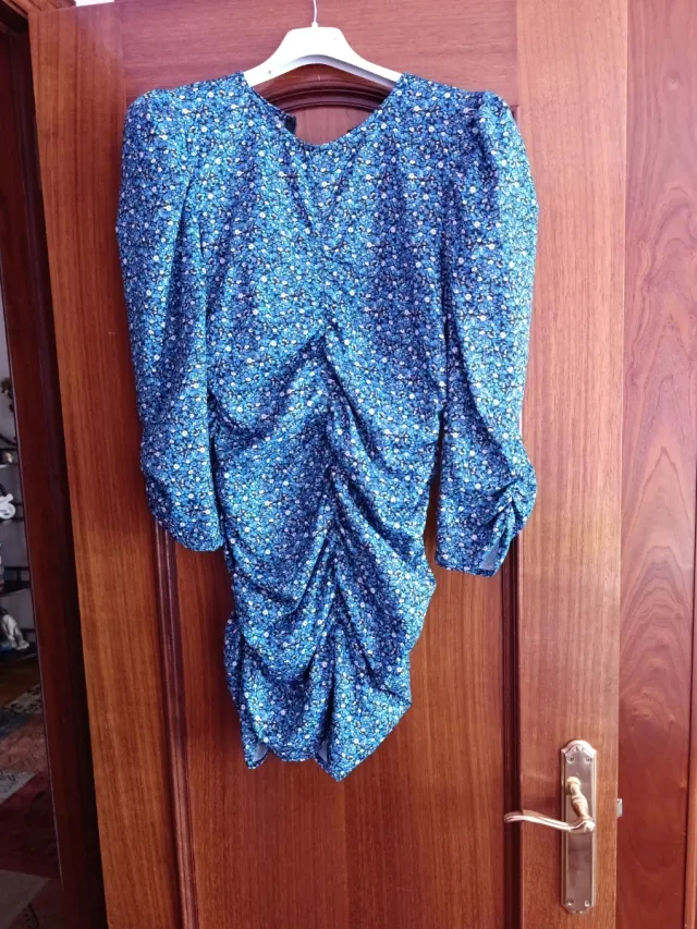 Vestido azul drapeado floral