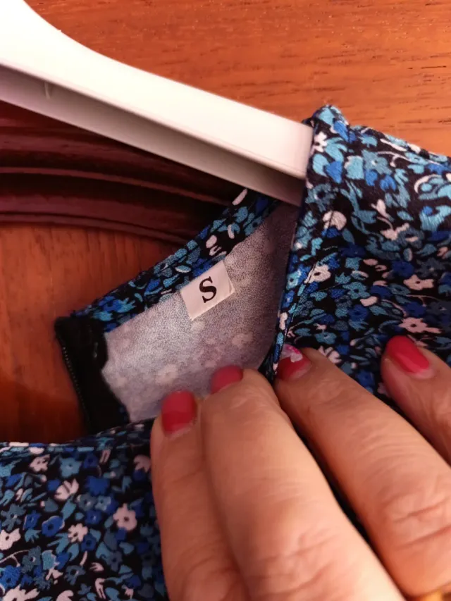 Vestido azul drapeado floral