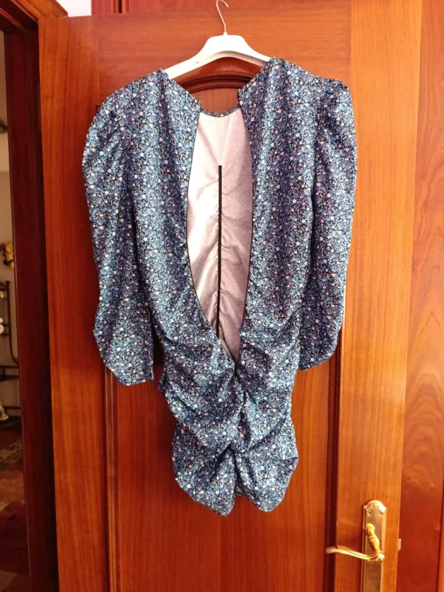 Vestido azul drapeado floral