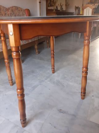 Mesa redonda de madera y cristal