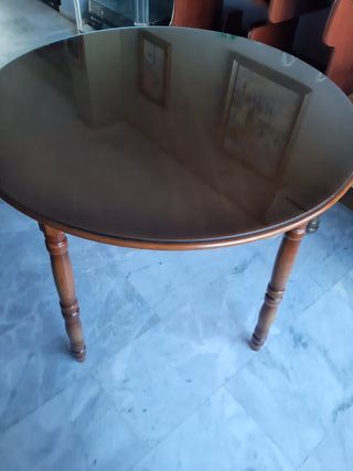 Mesa redonda de madera y cristal