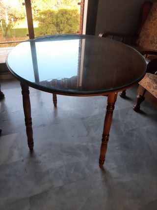 Mesa redonda de madera y cristal