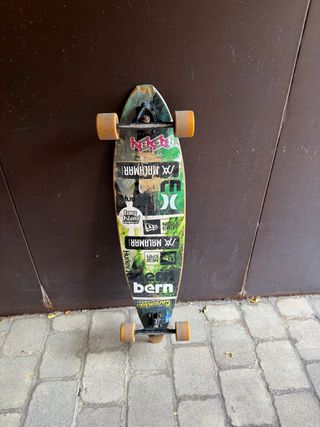 Longboard Long Island con pegatinas