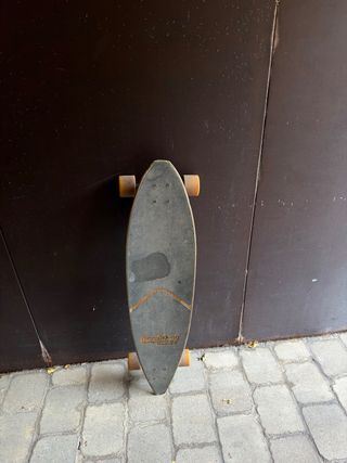 Longboard Long Island con pegatinas