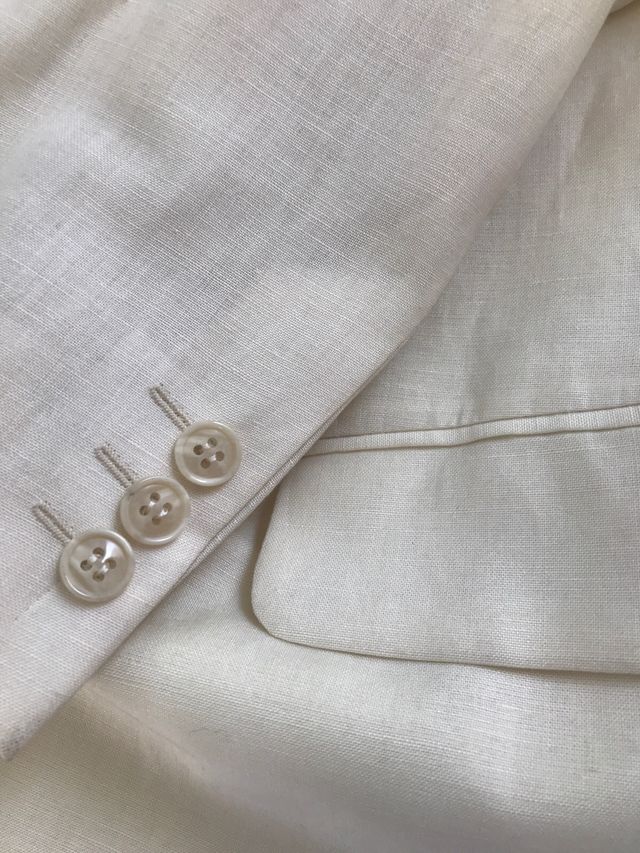 Chaqueta cruzada de lino beige caballero.