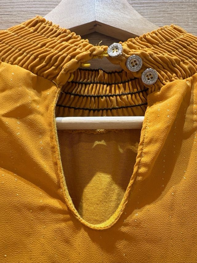 Blusa Mujer Mostaza con Brillos Dorados