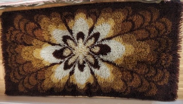 DOS ALFOMBRAS DE LANA ESTAMPADAS MARRONES