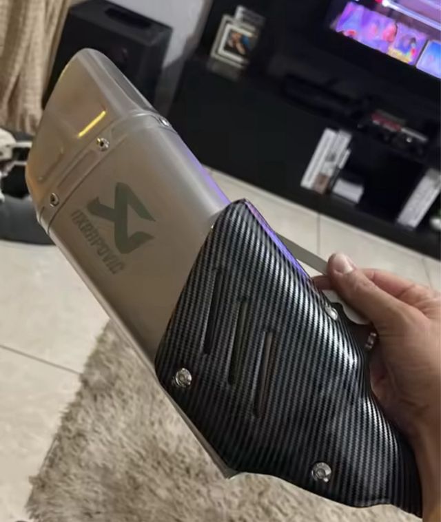 Escape Akrapovic Plata y Carbono