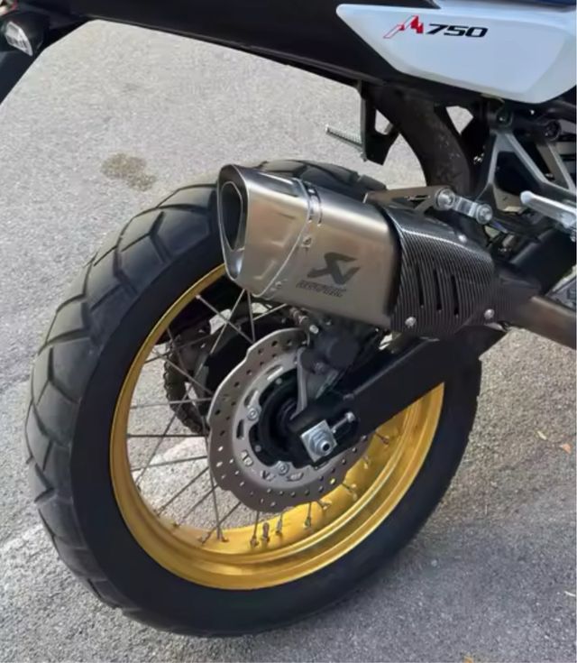 Escape Akrapovic Plata y Carbono