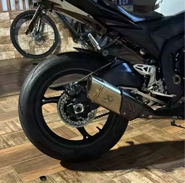 Escape Akrapovic Plata y Carbono