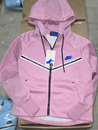 Chándal con logo bordado